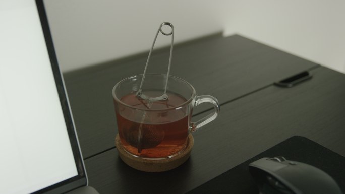 桌上的一杯完美的茶