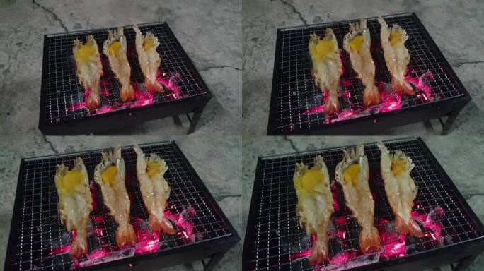 木炭炉上的烤虾。烧烤