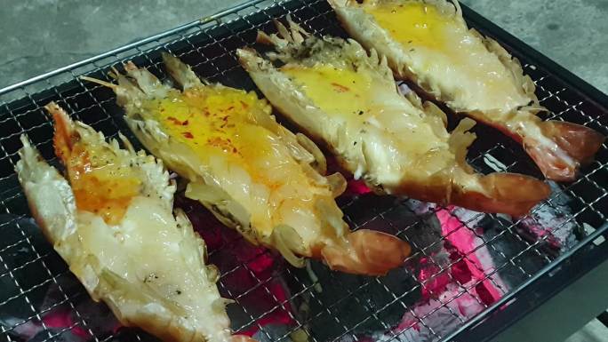 木炭炉上的烤虾。烧烤木炭炉烤龙虾大虾