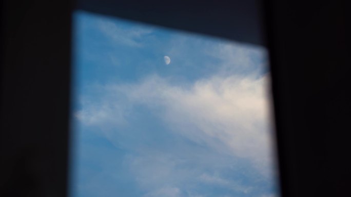 窗户外的月亮