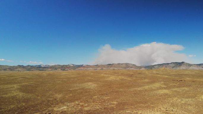 充满活力的雄伟山脉和云景科罗拉多州Bookcliff山脉鸟瞰森林火灾烟雾4K视频