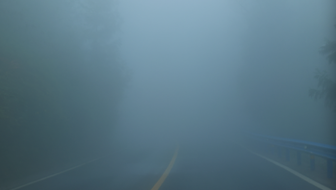 实拍公路大雾迷雾公路
