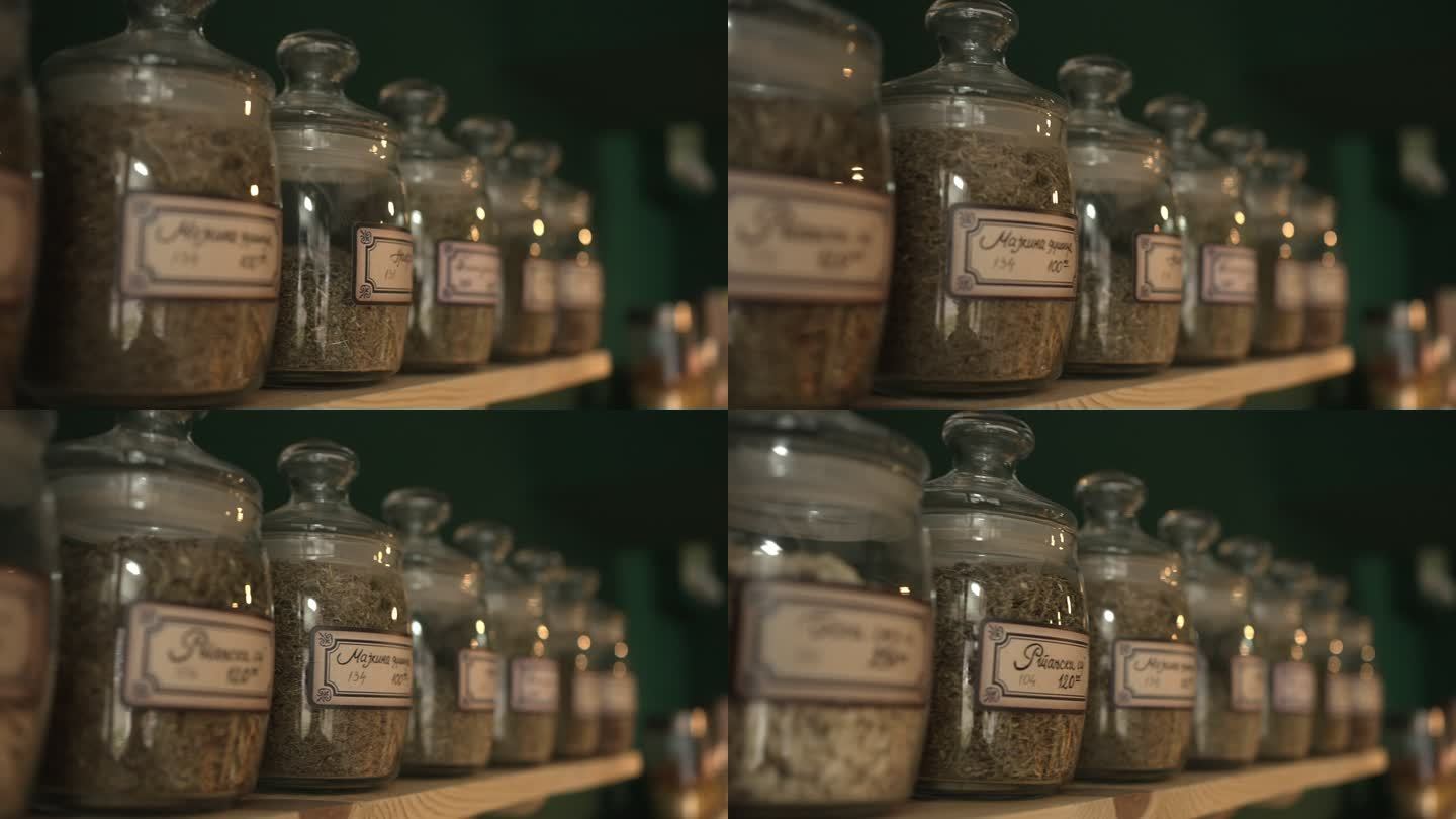 商店货架上贴有标签的罐子里有不同种类的干茶