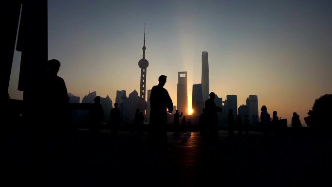 中国上海2015年11月28日：清晨，人们在中国上海外滩打太极拳