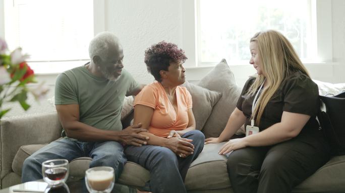 家庭护理者咨询黑人老年客户