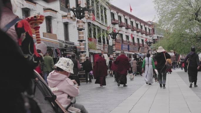 4K西藏拉萨大昭寺朝拜的藏民行人
