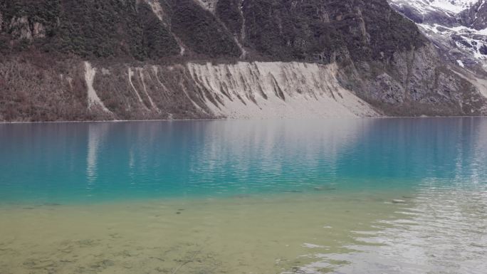 4K西藏林芝工布江达县哈巴错的湖面与雪山