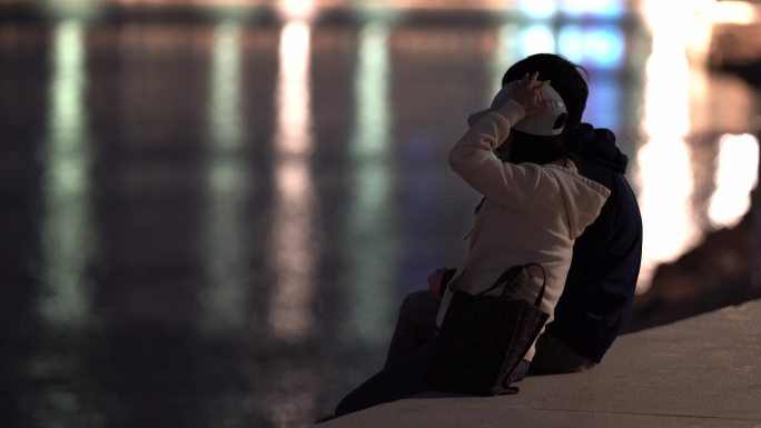 晚上情侣温馨的背影