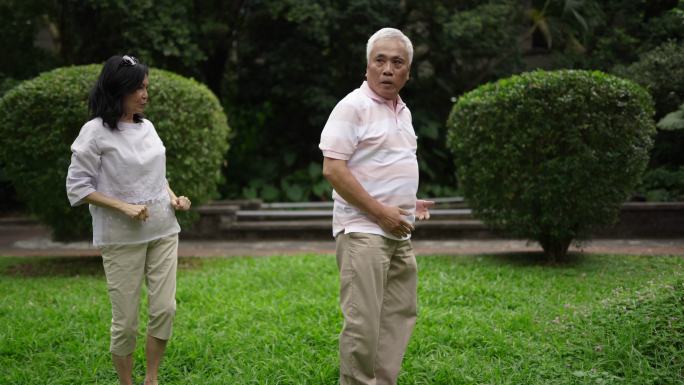 台湾夫妇在公园练习