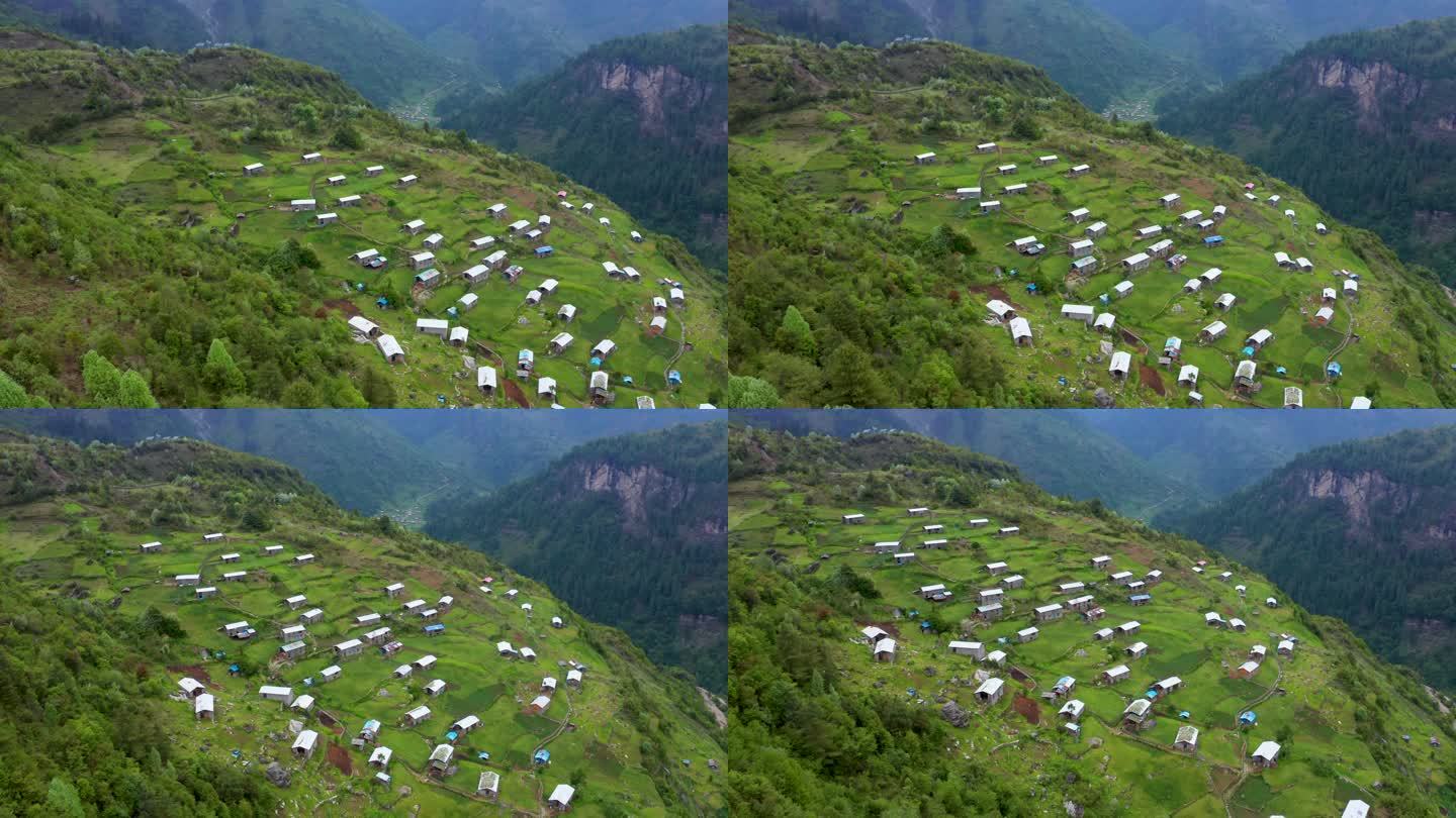 建在高山上的村庄民居