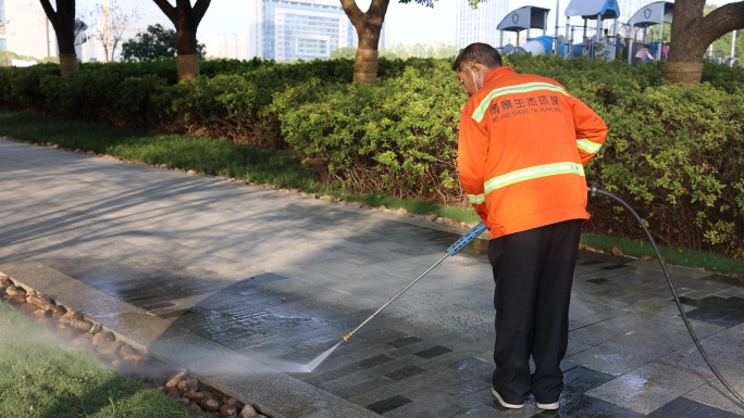 环卫工人冲洗地板