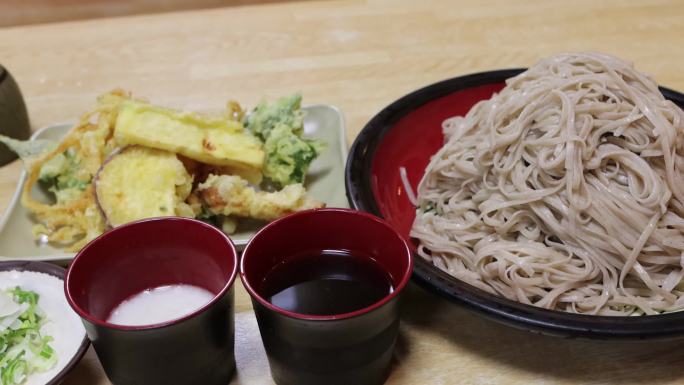 日本的荞麦面和天妇罗套餐