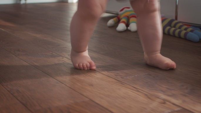 婴儿学习走路婴儿学习走路可爱脚丫蹒跚学步