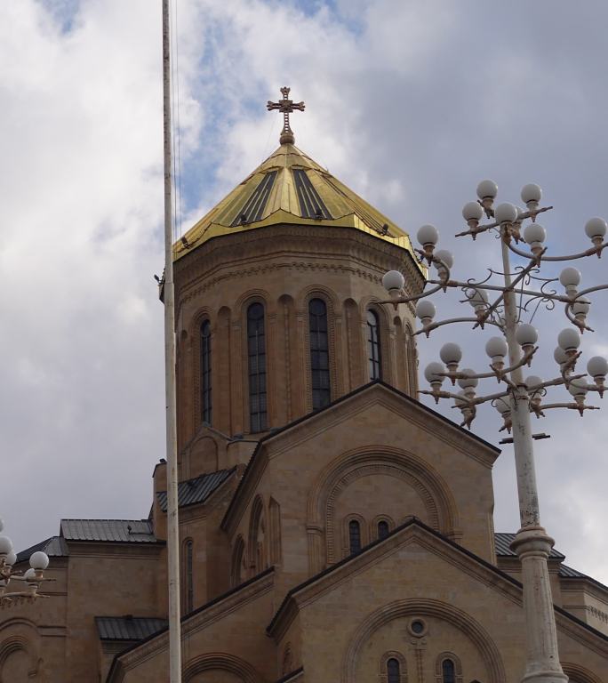 格鲁吉亚国家第比利斯萨梅巴大教堂圣三一大教堂内挥舞格鲁吉亚国旗