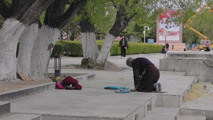 4K西藏拉萨布达拉宫广场磕长头的老人