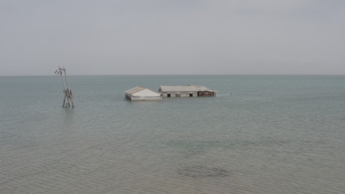 4K航拍青海水雅丹景区被淹没的小屋