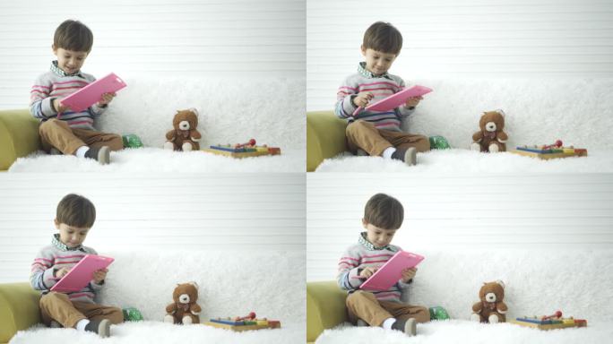 4K可爱的小男孩在家里的客厅玩玩具