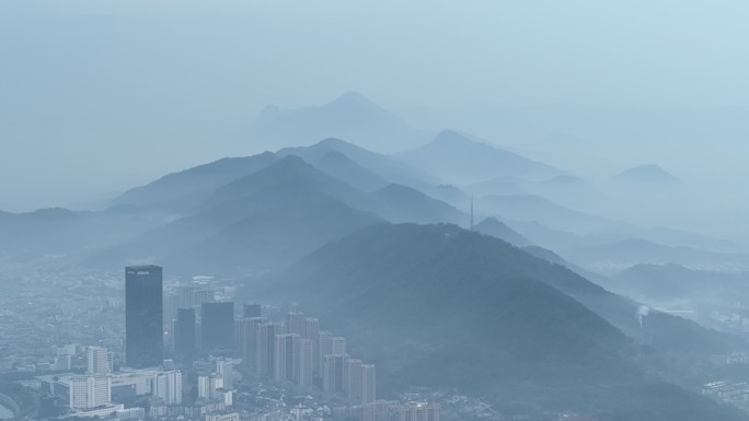 浙江绍兴诸暨城区建筑冬天早晨晨雾水墨画卷