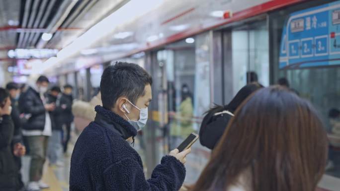 市民地铁出行通勤地铁站台排队候车