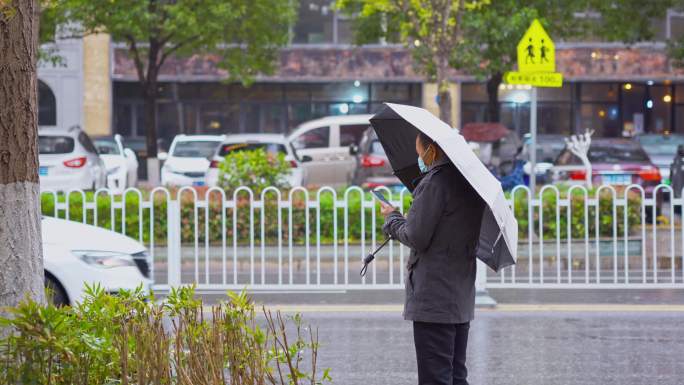 城市市民下雨等车 公交车进站