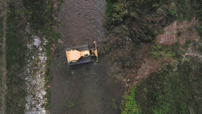 挖掘机推土机清理河道水草俯视图