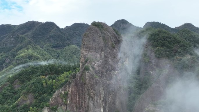 浙江绍兴诸暨应店街呼狗石云雾航拍驴友攀岩