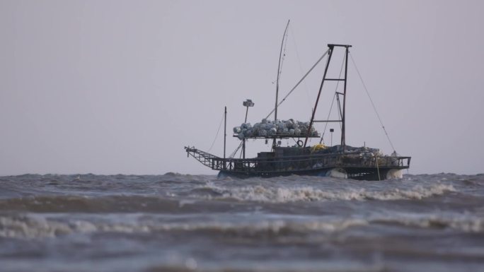 货轮游轮海上货船船只风车海浪5C011