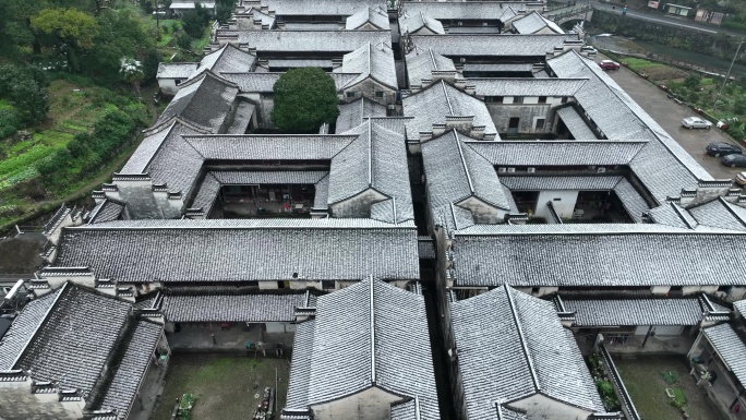 江南徽派古建筑民居冬天屋面积雪四合院天井