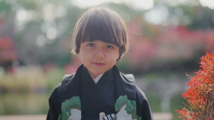 在日本传统庆典“Shichi go san”上，身穿日本传统服装的欧亚混血小男孩的肖像