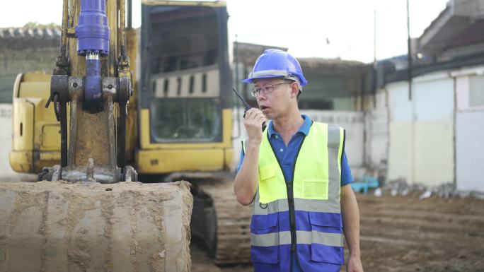 蓝领工人正在工地上使用推土机。