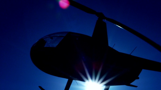 飞行中的直升机作业傍晚直升机
