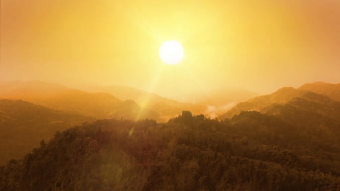 大山上升起的朝阳早晨的太阳升起