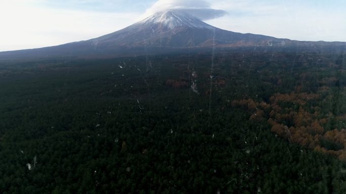 空中富士山，雨季的雨滴。