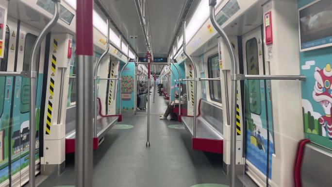 4K实拍广州地铁人少车厢从后走向前