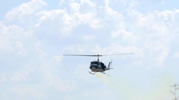 军用直升机。空军飞机基地飞机降落地面雷达