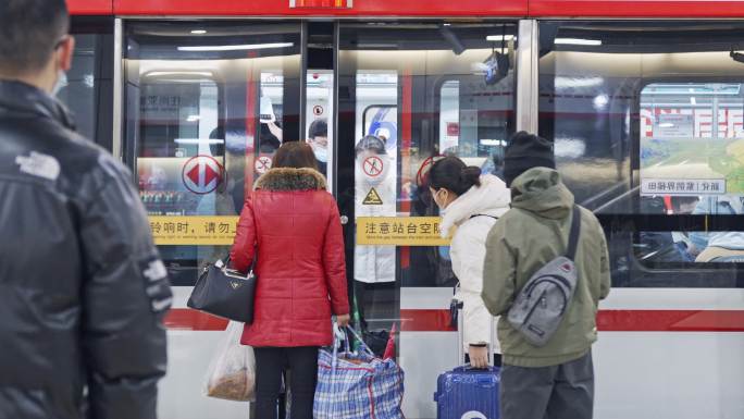 春运地铁进站开门乘客等车上车