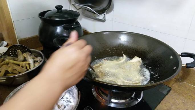 做菜炸鸭脚油炸食物视频