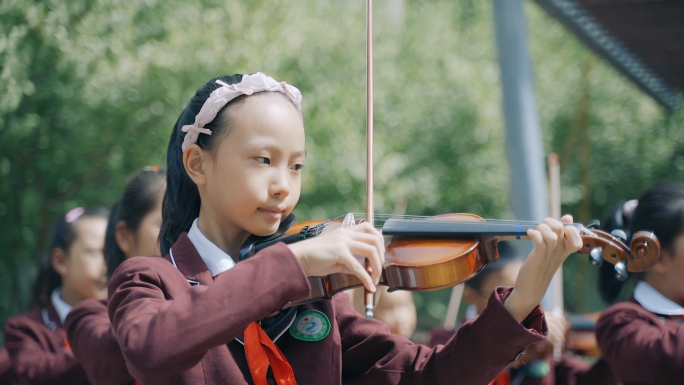 小学生拉小提琴素材