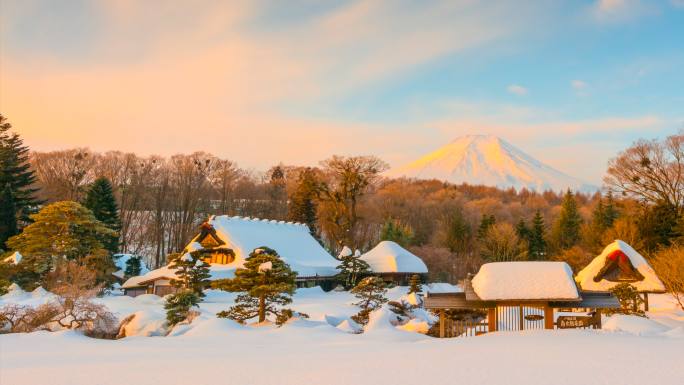 日本冬季大雪后，富士山下的大岛箱凯村日出的4k延时是背景