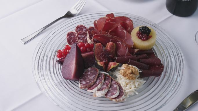 一盘装满瑞士提契诺典型肉类的食物的详细照片