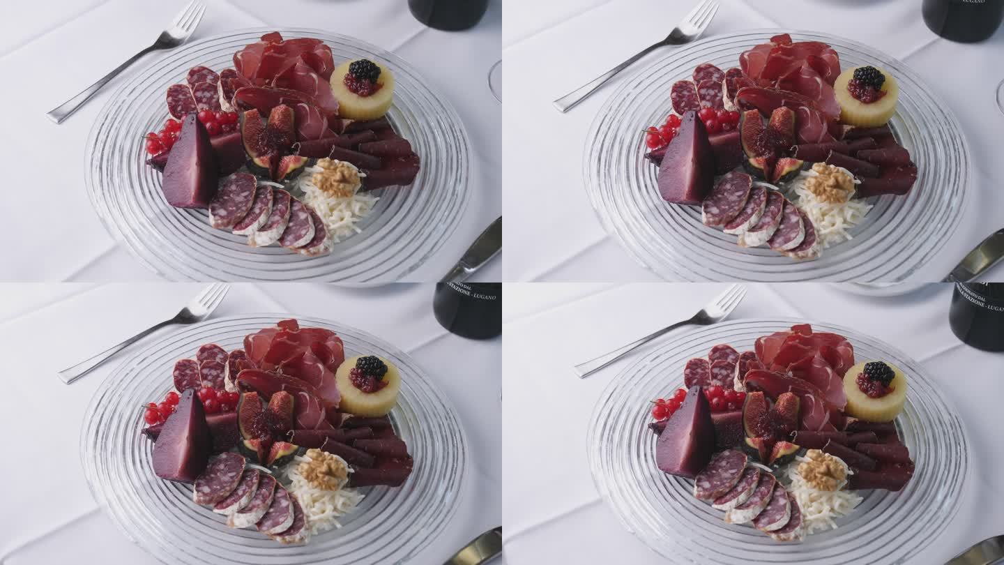 一盘装满瑞士提契诺典型肉类的食物的详细照片