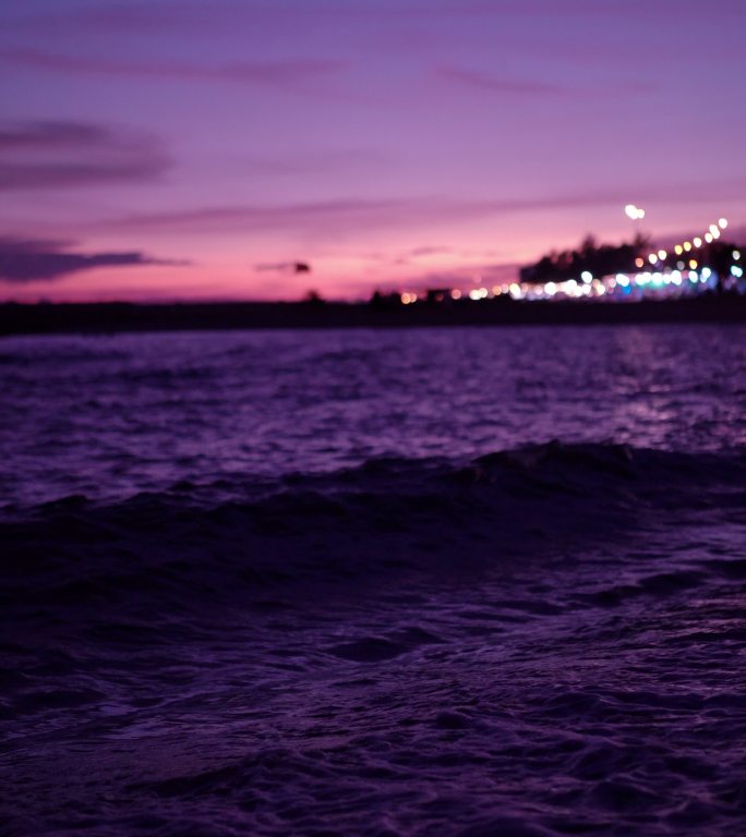 傍晚海滩上的紫色日落