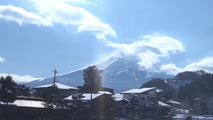 从火车的角度看，日本冬季的河口湖景观和山。