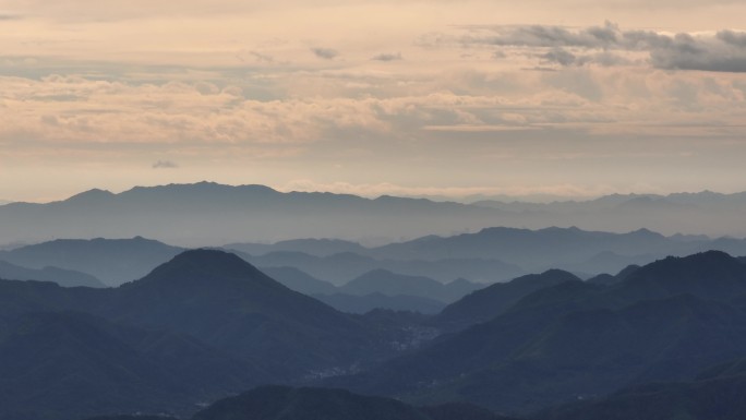 江南群山山脉早晨冬天晨雾云雾水墨画卷远山