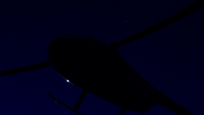 飞行中的直升机旋翼螺旋桨直升机战斗机夜晚