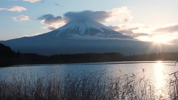 从日本静冈县藤宫谷之湖看富士山