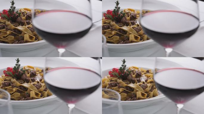 一盘装满瑞士提契诺典型面食的食物的详细照片