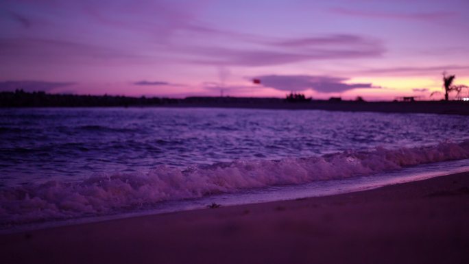 傍晚海滩上的紫色日落