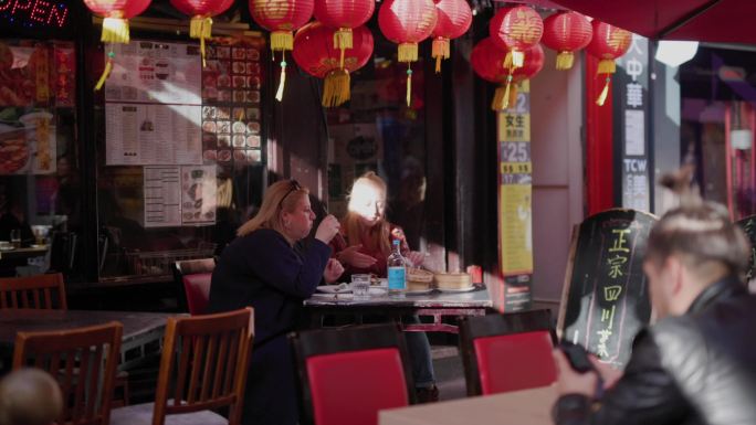 英国4k素材伦敦中国城里吃中餐的外国人