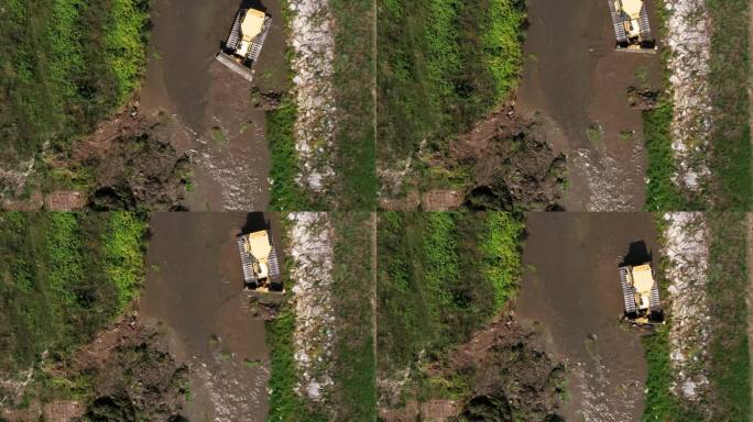 挖掘机推土机清理河道水草俯视图
